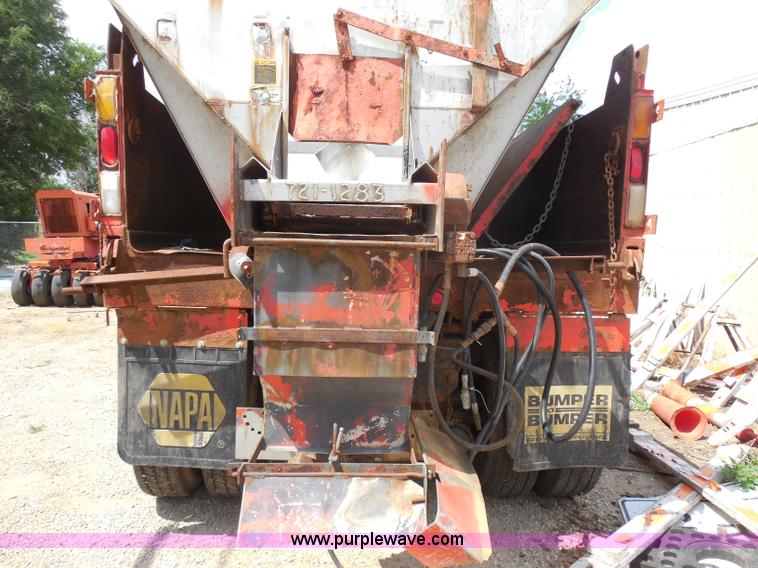 image for item H9948 1993 International 4900 dump truck