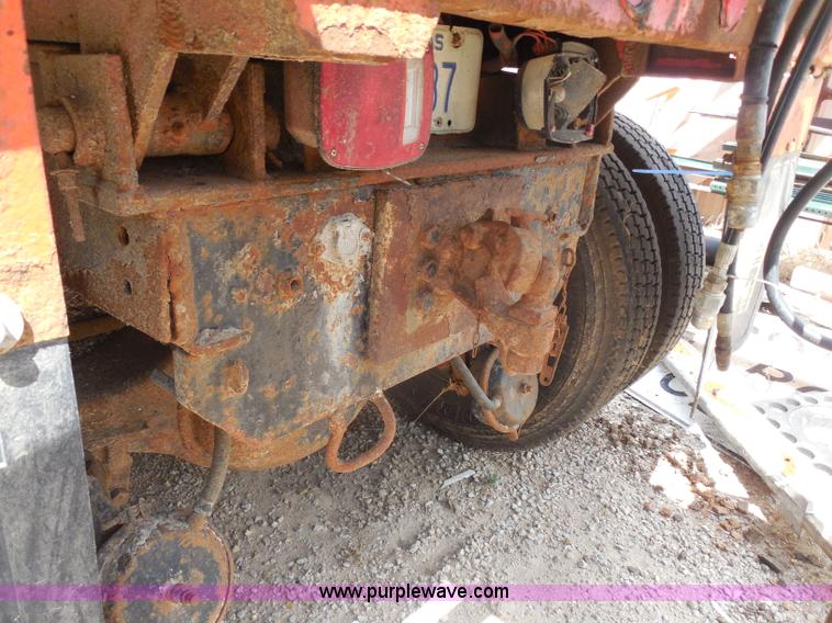 image for item H9948 1993 International 4900 dump truck