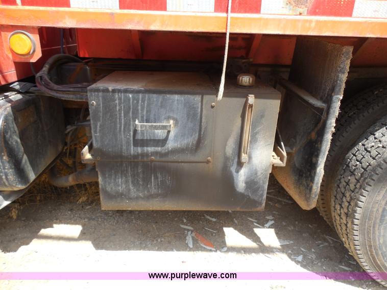 image for item H9948 1993 International 4900 dump truck