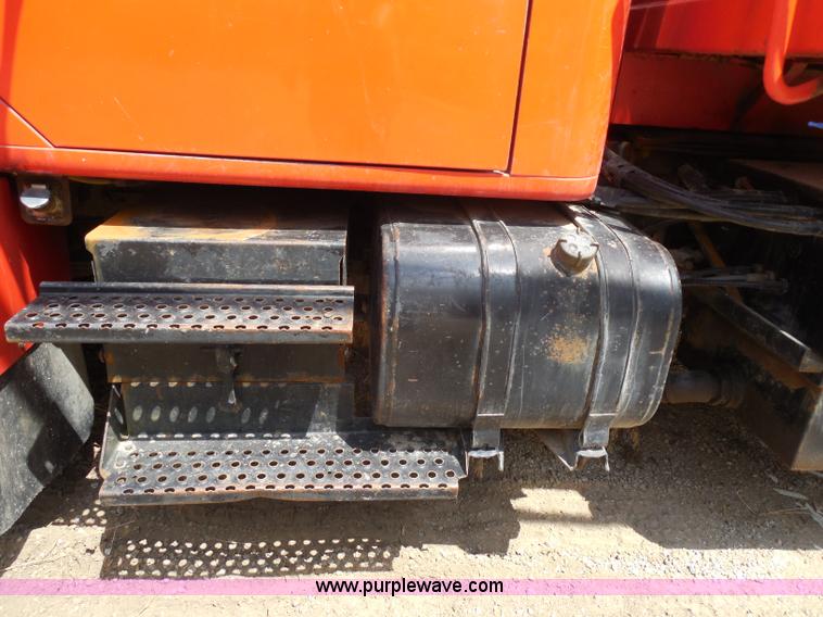 image for item H9948 1993 International 4900 dump truck