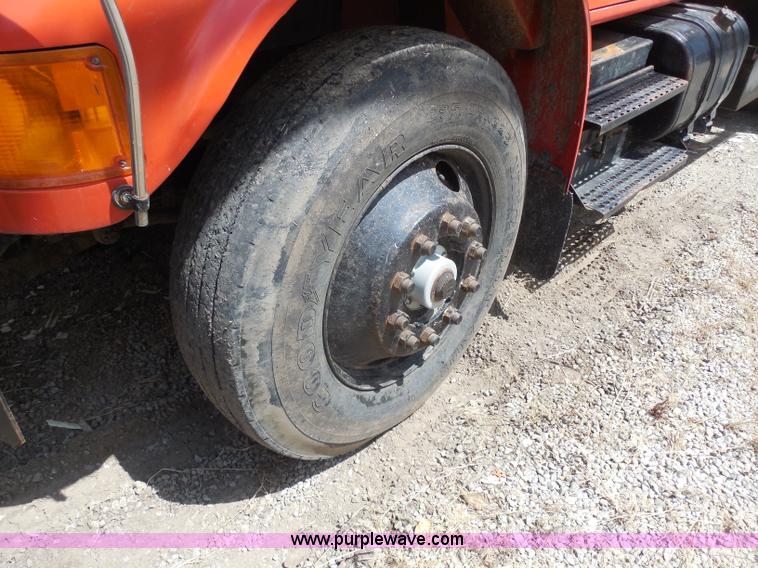 image for item H9948 1993 International 4900 dump truck