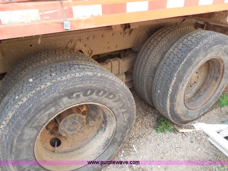 image for item H9948 1993 International 4900 dump truck