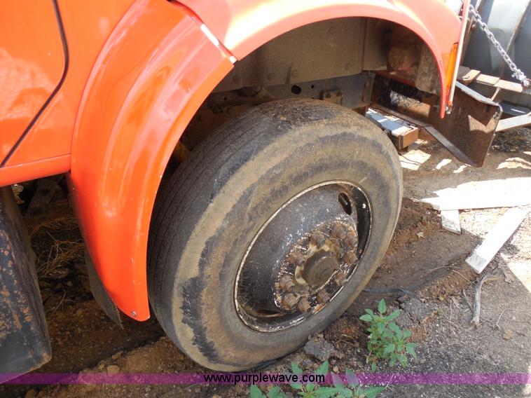 image for item H9948 1993 International 4900 dump truck