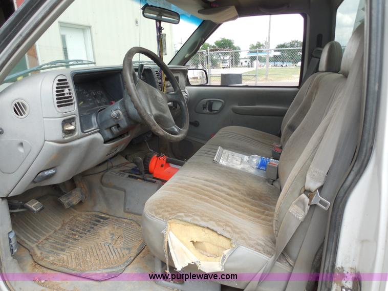 image for item H9949 1998 GMC Sierra 2500 pickup truck