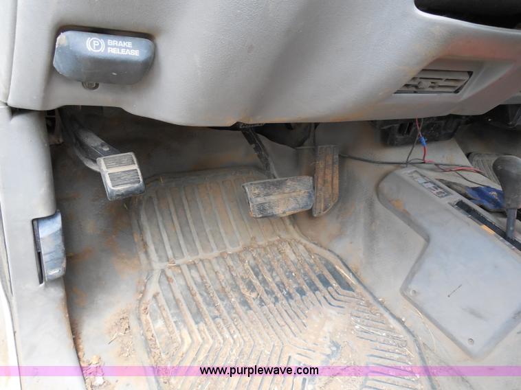 image for item H9949 1998 GMC Sierra 2500 pickup truck