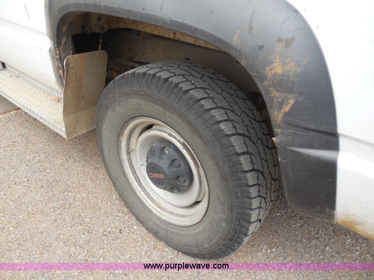 image for item H9949 1998 GMC Sierra 2500 pickup truck