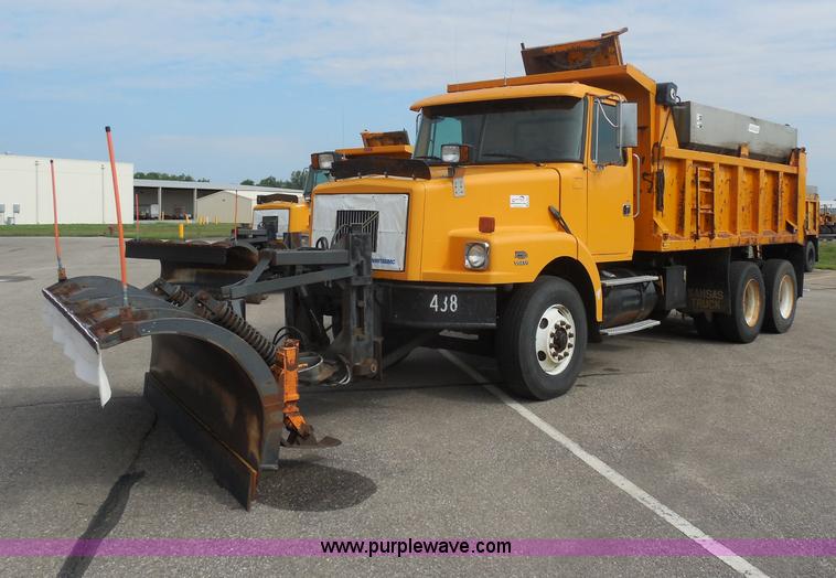 image for item H9951 2000 Volvo WG dump truck