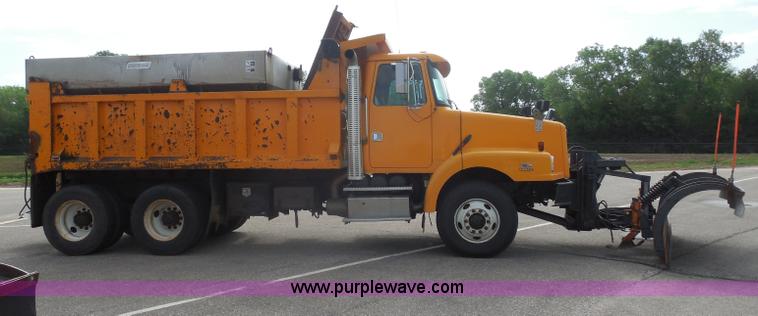 image for item H9951 2000 Volvo WG dump truck