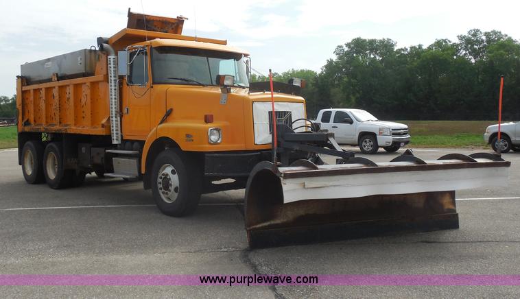 image for item H9951 2000 Volvo WG dump truck