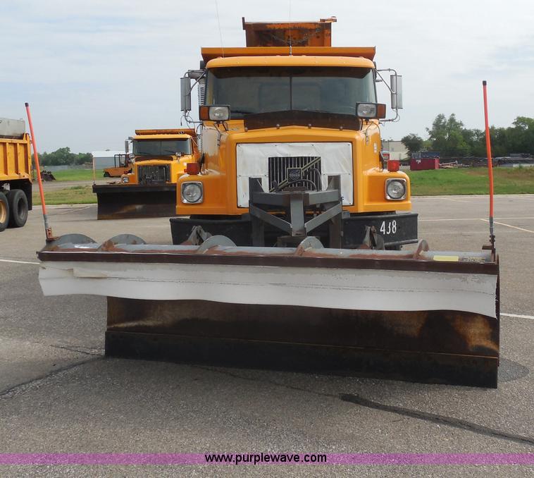 image for item H9951 2000 Volvo WG dump truck