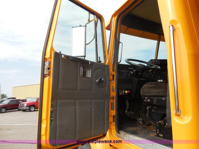 image for item H9951 2000 Volvo WG dump truck