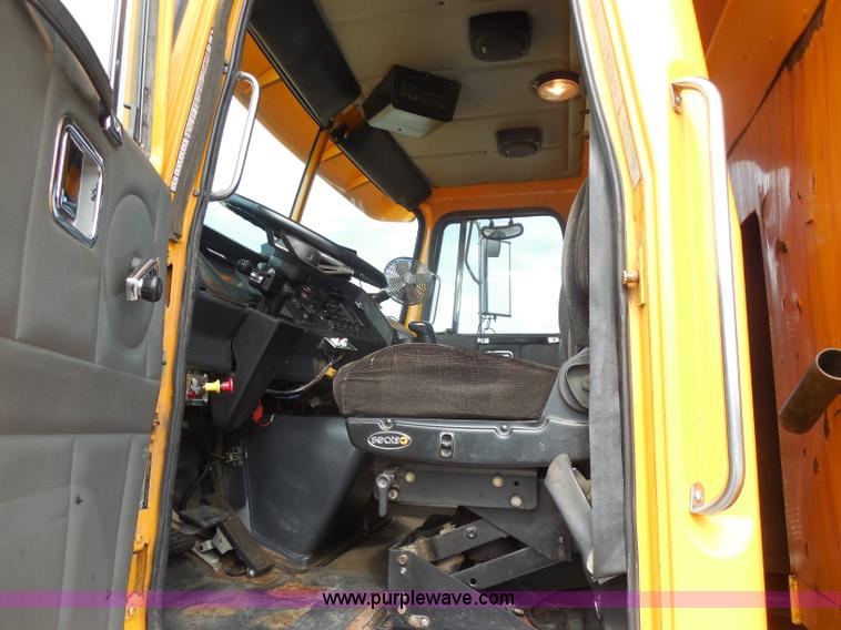 image for item H9951 2000 Volvo WG dump truck