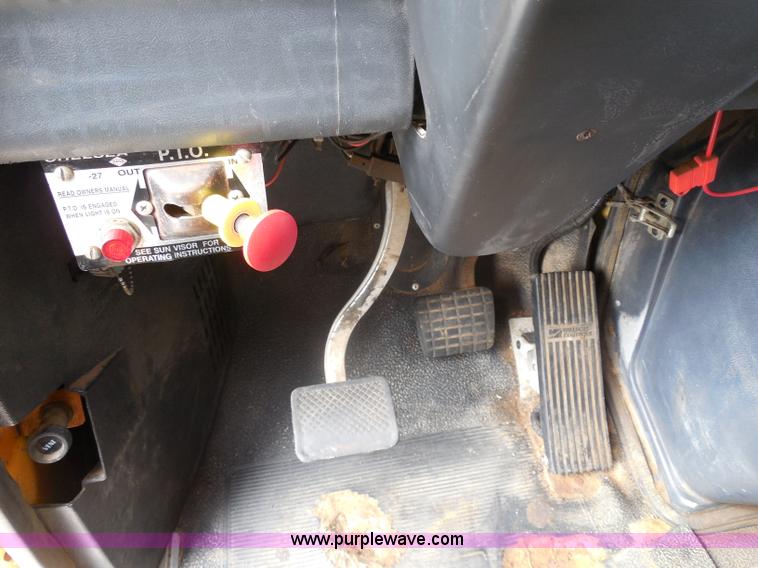 image for item H9951 2000 Volvo WG dump truck