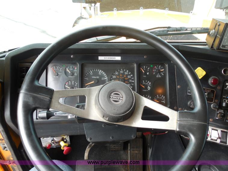 image for item H9951 2000 Volvo WG dump truck