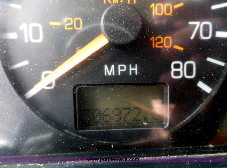 image for item H9951 2000 Volvo WG dump truck