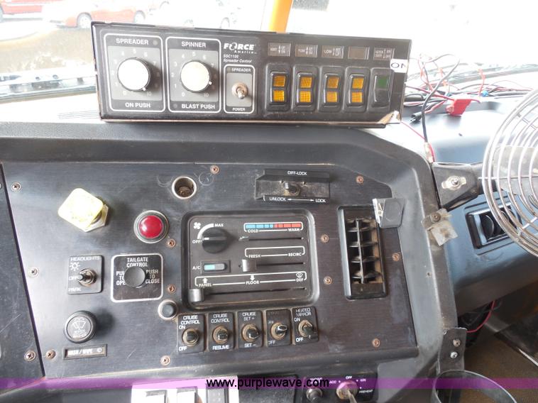 image for item H9951 2000 Volvo WG dump truck