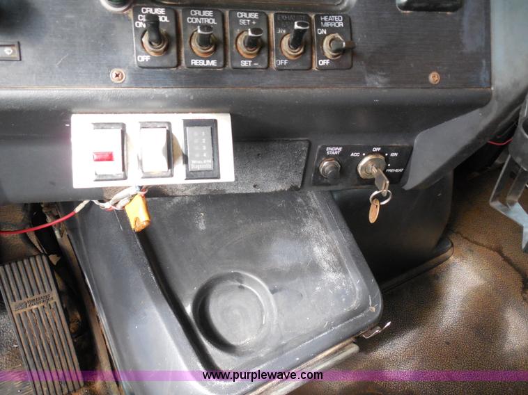 image for item H9951 2000 Volvo WG dump truck