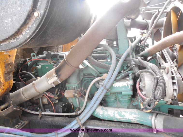 image for item H9951 2000 Volvo WG dump truck