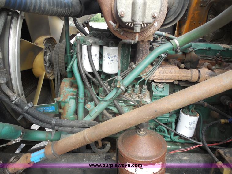 image for item H9951 2000 Volvo WG dump truck