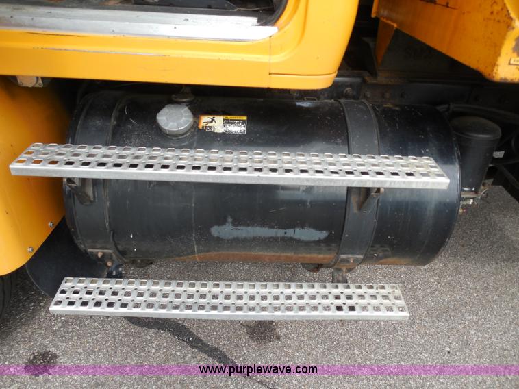 image for item H9951 2000 Volvo WG dump truck