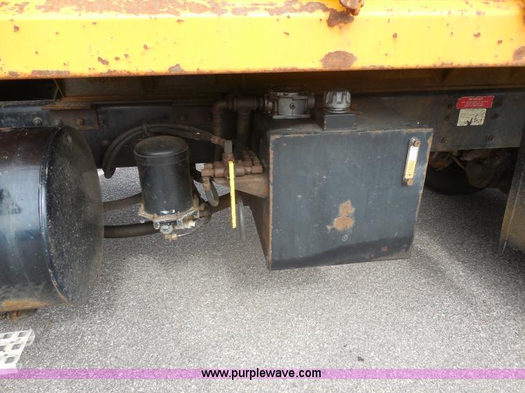 image for item H9951 2000 Volvo WG dump truck