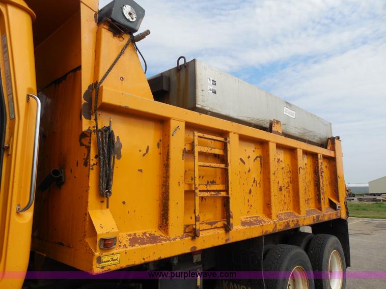 image for item H9951 2000 Volvo WG dump truck