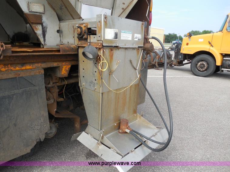 image for item H9951 2000 Volvo WG dump truck