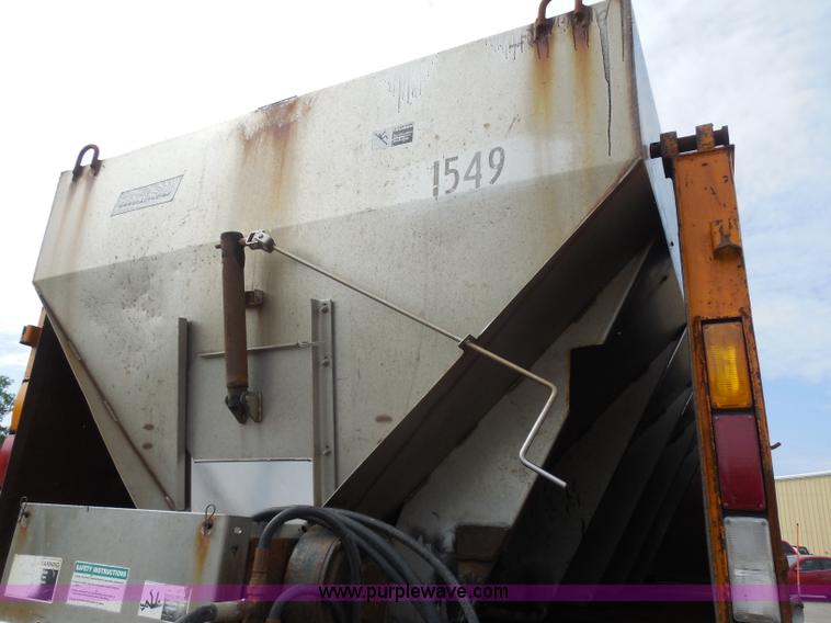 image for item H9951 2000 Volvo WG dump truck