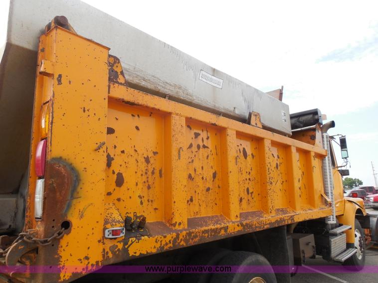 image for item H9951 2000 Volvo WG dump truck