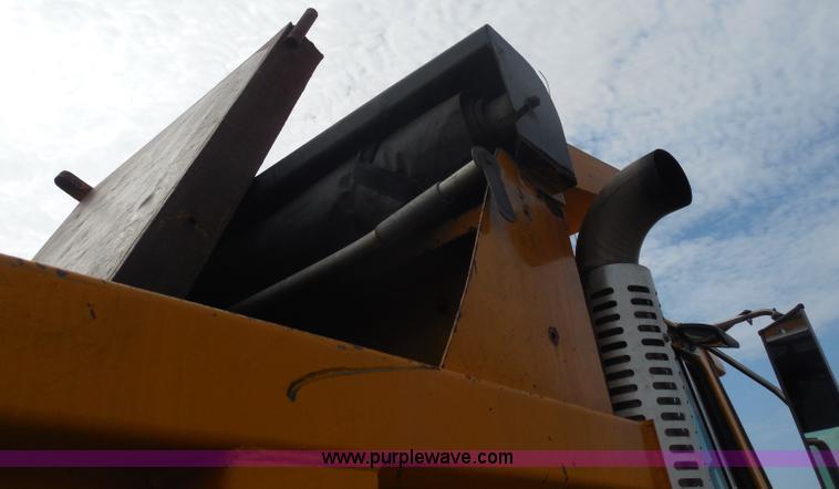 image for item H9951 2000 Volvo WG dump truck