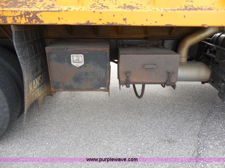 image for item H9951 2000 Volvo WG dump truck