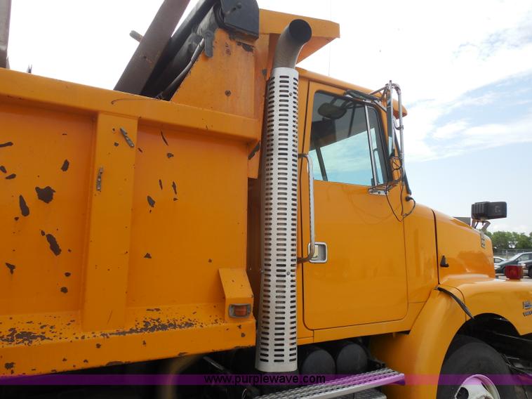 image for item H9951 2000 Volvo WG dump truck