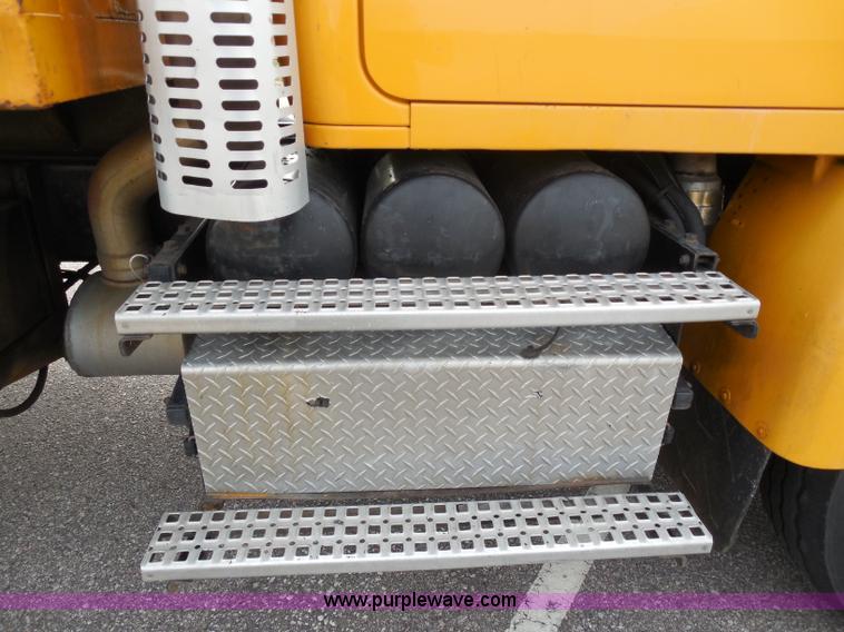 image for item H9951 2000 Volvo WG dump truck