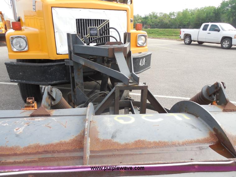 image for item H9951 2000 Volvo WG dump truck