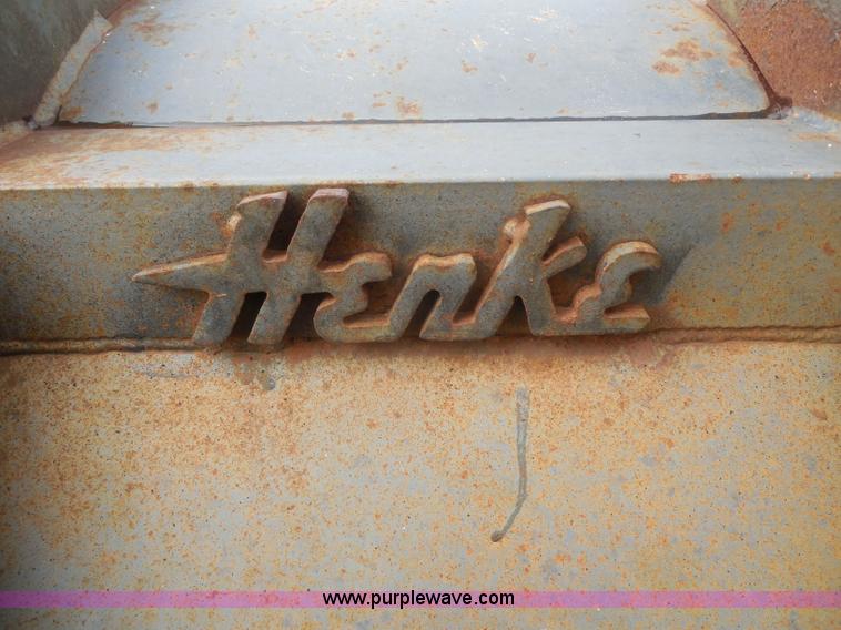 image for item H9951 2000 Volvo WG dump truck