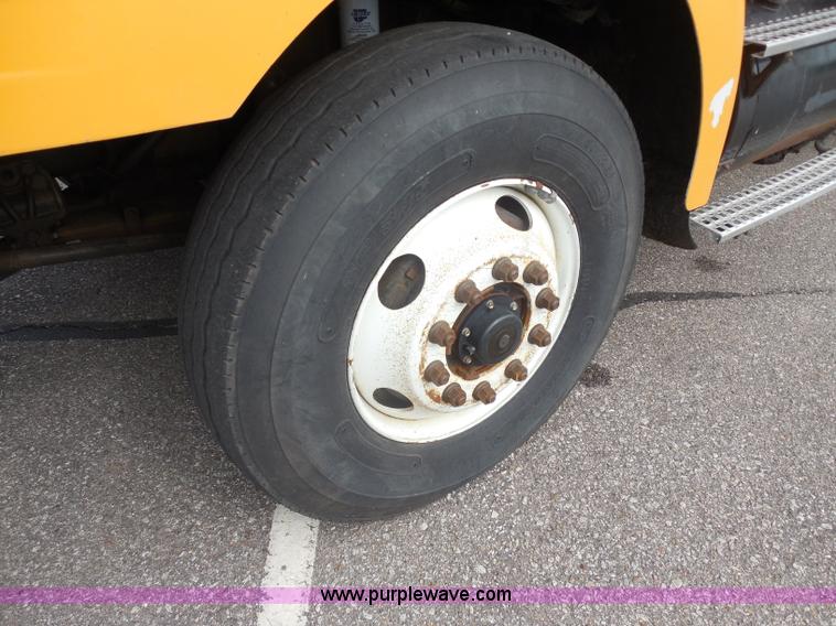 image for item H9951 2000 Volvo WG dump truck