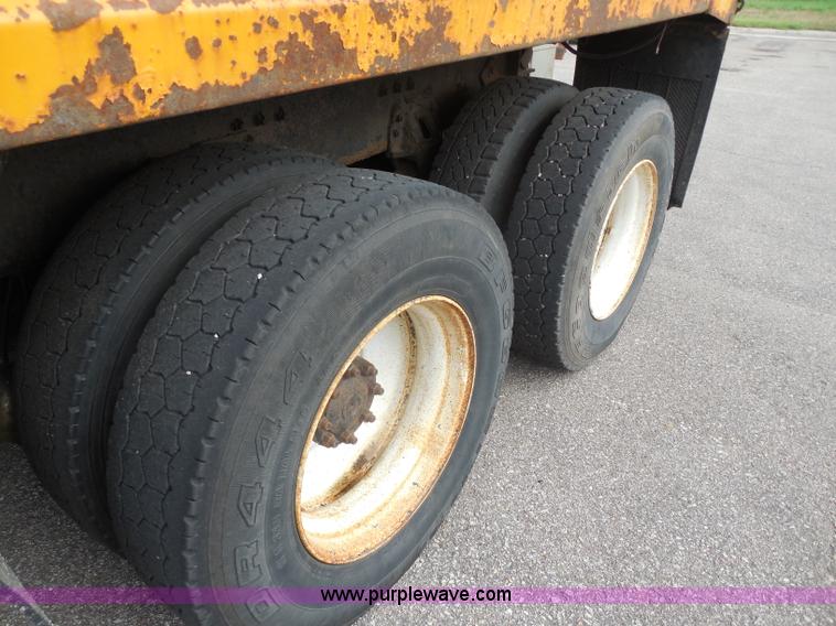 image for item H9951 2000 Volvo WG dump truck