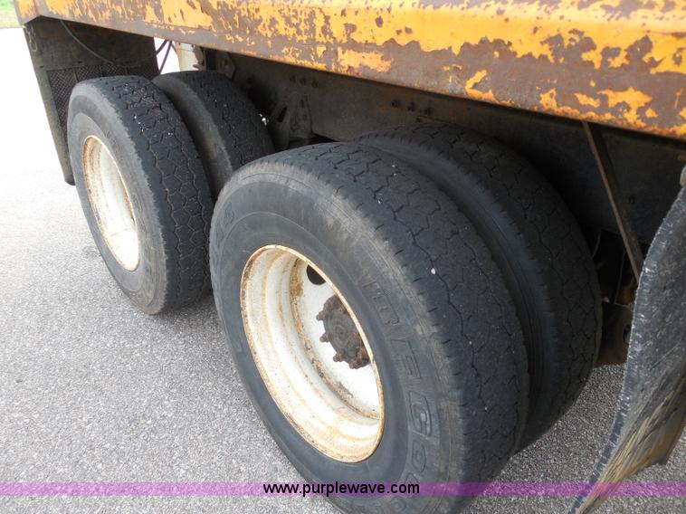 image for item H9951 2000 Volvo WG dump truck