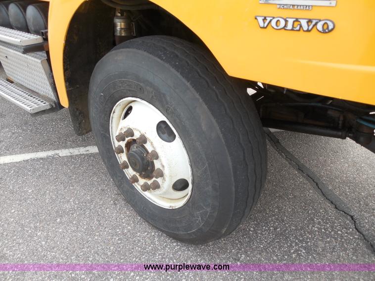 image for item H9951 2000 Volvo WG dump truck