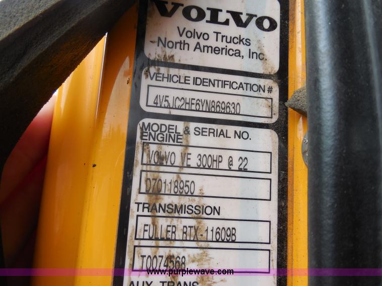 image for item H9951 2000 Volvo WG dump truck