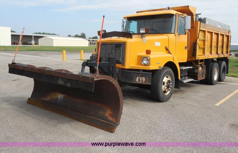 image for item H9952 1997 Volvo WG dump truck