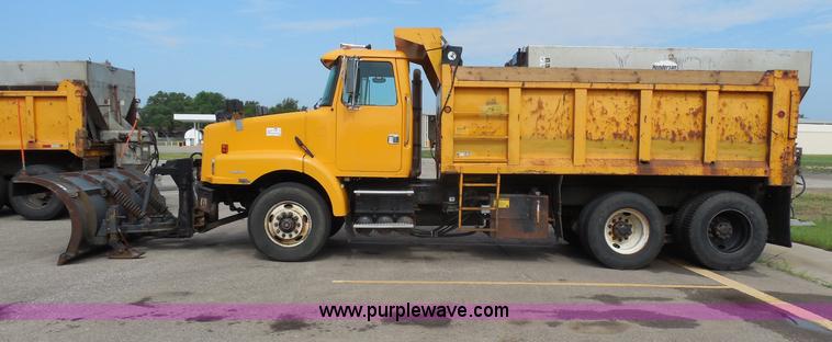 image for item H9952 1997 Volvo WG dump truck
