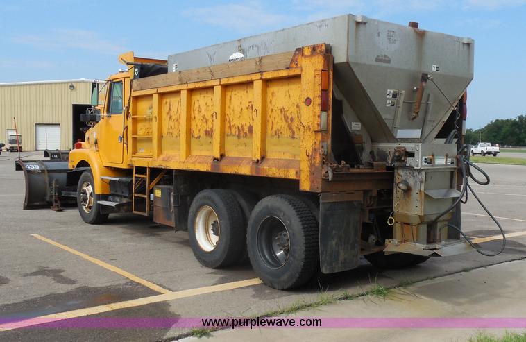 image for item H9952 1997 Volvo WG dump truck