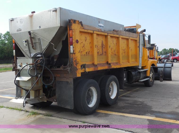 image for item H9952 1997 Volvo WG dump truck