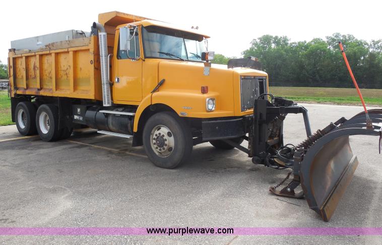 image for item H9952 1997 Volvo WG dump truck