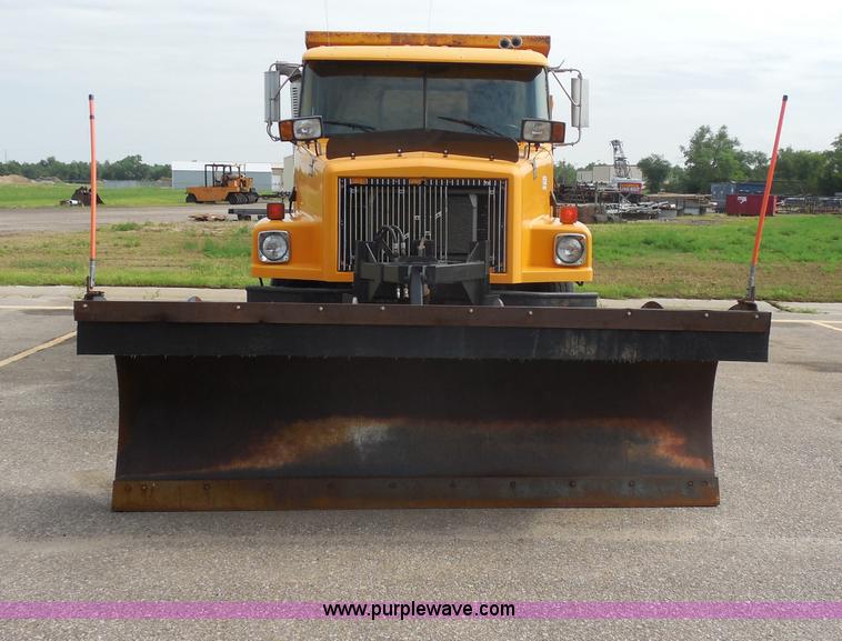 image for item H9952 1997 Volvo WG dump truck