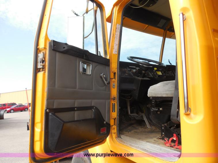 image for item H9952 1997 Volvo WG dump truck