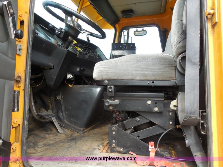 image for item H9952 1997 Volvo WG dump truck