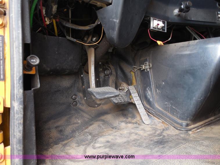 image for item H9952 1997 Volvo WG dump truck