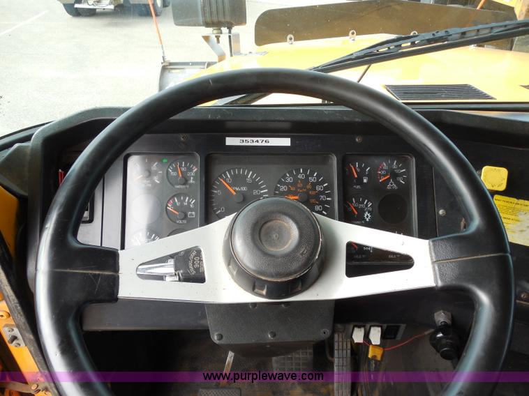 image for item H9952 1997 Volvo WG dump truck